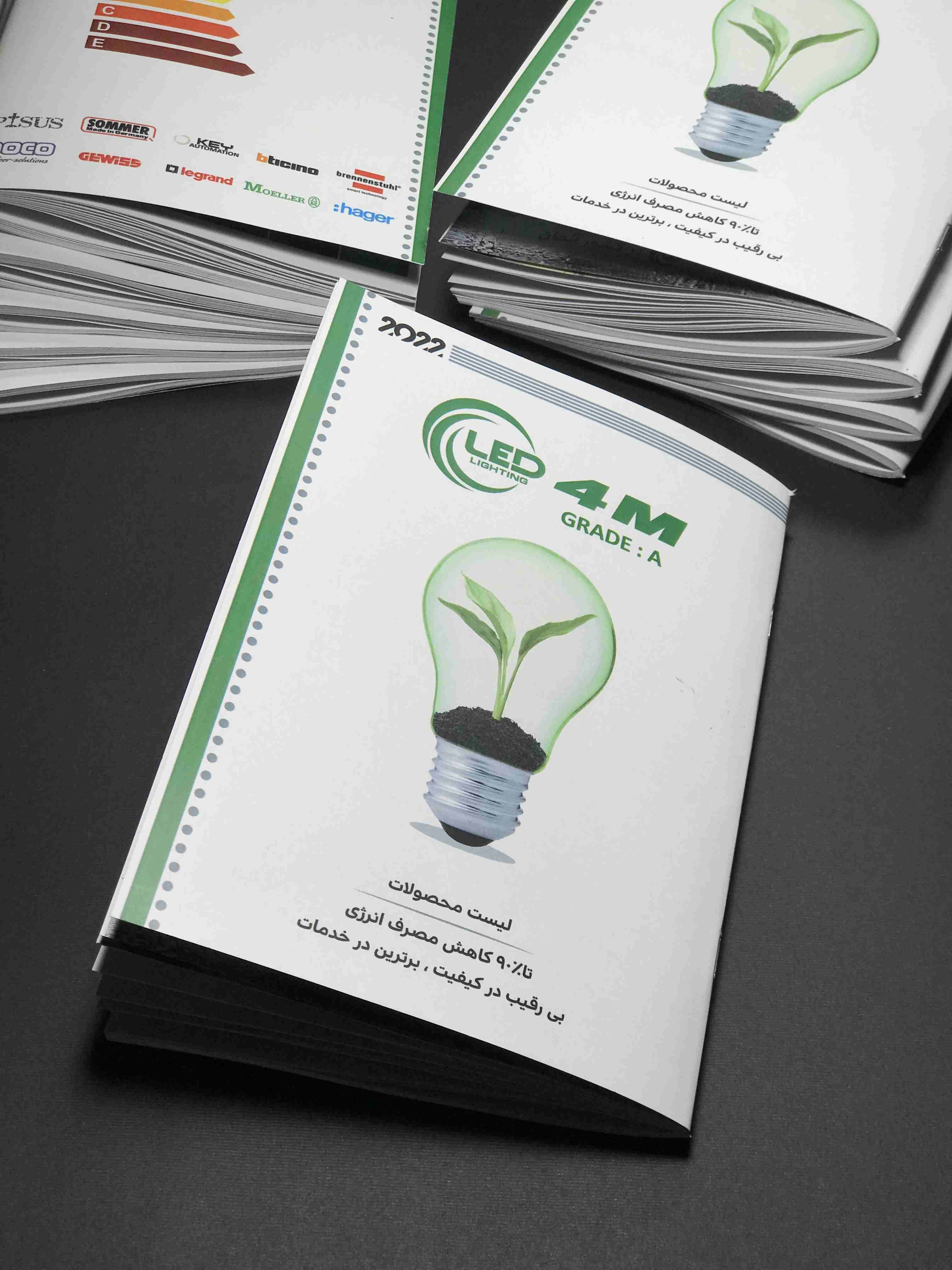 کاتالوگ با صحافی منگنه