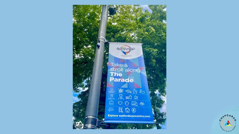 نصب بنر تبلیغاتی لمپوست روی تیر چراغ برق